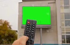 街上的广告屏幕是由遥控器切换过来的。有选择性的重点