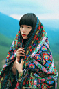 (CreativeChina nanguazi南瓜子)  -Couleurs saturées, festives  -Vêtement traditionnel  -Mélange de motifs   -Portée