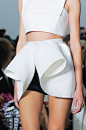 Sculptural Fashion 3D white mini skirt with curled contours // Giambattista Valli Spring 2014衣摆设计  下摆
