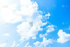 蓝天白云白色的背景。下午美丽的天空和云彩。