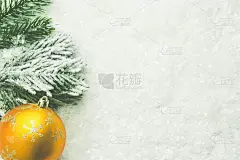 圣诞新年贺卡。冬天的森林里金灿灿的装饰球，冷杉树枝上撒满了雪。严寒的天气。海报横幅模板。宁静的神奇的