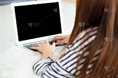 美丽的亚洲年轻女子躺在床上使用笔记本电脑在卧室休闲和放松，自由职业者与女孩工作笔记本，交流的概念。