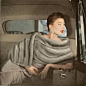 苏茜·帕克 (Suzy Parker) 是20世纪50—60年代最著名的模特和女演员之一,是摄影大师理查德·阿维顿 (Richard Avedon) 的缪斯，与可可·香奈儿(Coco Chanel) 小姐是莫逆之交，曾是香奈儿5号香水的代言人，是欧美50年代时尚的代言人之一。