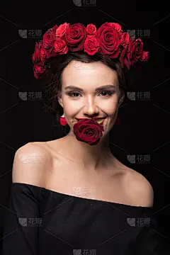 头上戴着玫瑰花环的女人