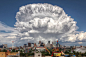 英国《每日邮报》8月7日刊登了一组照片，照片中一朵大大的蘑菇云笼罩在众多摩天大楼之上，让人乍一看以为是一颗核炸弹爆炸。然而实际上，这只是美国丹佛科罗拉多州落基山脉附近的一次壮观的暴风雨前的天气景观。