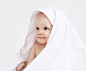 披着浴巾的婴儿图片素材