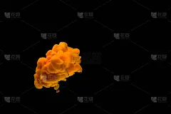 橙色丙烯漆在水中孤立在黑色上。抽象背景设计与复制空间…