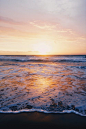 免费 日落期间海浪在海边附近的照片 素材图片