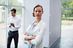 在会议中心自信的女商人