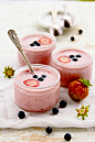 饮料,桌子,室内,桌布,汤匙_151804359_Yogurt and berry smoothie_创意图片_Getty Images China