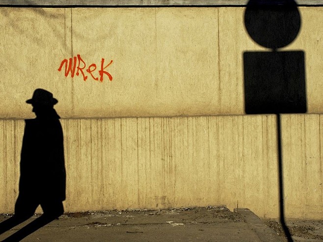 3月17日 布加勒斯特墙上的影子.