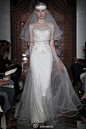 Reem Acra 秋冬婚纱系列，层层叠叠的薄纱荷叶边下摆，呈现的浪漫优雅的气质。