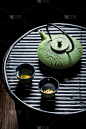 在黑竹桌上享用您的绿茶吧