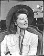 凯瑟琳·赫本:
----Katharine Hepburn（1907-05-12至2003-06-29）：生于美国康涅狄格州哈特福德市，美国影视演员。演艺生涯始于纽约的百老汇，1932年开始出演电影。1998年被美国电影学会选为百年来最伟大的女演员第1名。
----代表作：猜猜谁来吃晚餐，金色池塘，费城故事，冬狮，非洲女王号，寂寞芳心
----赫本由于出生于一个富有而且思想开明的家庭，从小就性格直爽、思想开放而且行为不拘泥于传统。赫本意志非常顽强，性格直率。赫本面庞瘦削，并不漂亮，但演技优雅精致，炉火纯青