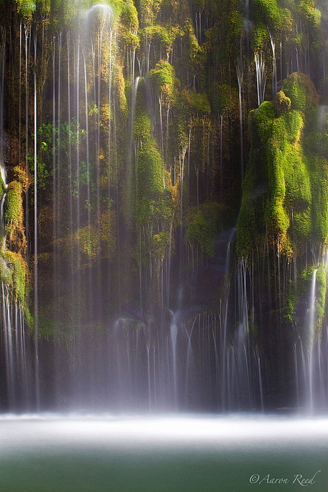森林之泪。Mossbrae瀑布。加州，美...