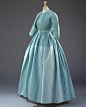 为英国女王定制华服的设计师——英国高级定制时装领军人物Norman Hartnell，作为英国女王伊丽莎白二世的御用裁缝，Norman Hartnell包办了她一生最重要的两套华服：1947年的结婚礼服和1953年的加冕礼服。Norman Hartnell设计的礼服以优雅的线条、美丽的面料、奢华的刺绣而著称。 ​​​​