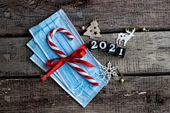 2021年的横幅。2021年新年快乐，带着医用口罩和数字