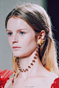 Rodarte S/S 2017 Jewelry｜设计师管花仙战神们环绕耳廓脖间的新配饰为“Earlace”，一个从Earing和Necklace衍生出来的新事物～既鬼魅又精灵