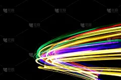 彩色仙女灯，光画摄影，黑色背景下的波浪线和曲线