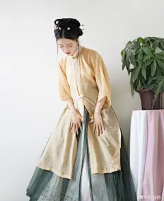 #冲鸭！欧皇# @清秋集原创汉服 姐妹们，夏日小狐狸！！！冲鸭！！！
（把最近自己喜欢的表情包放c位了）
这个裙子，粼粼的，绝美！
发饰@霜辄_ ​​​​