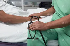 医生扶着老病人的手