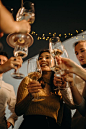 Free 举着酒杯欢呼的人 Stock Photo
