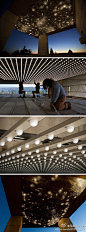 #公共艺术#艺术家比利亚雷亚尔在康奈尔大学的校园艺术馆“宇宙”灯光装置。由12000高效节能的发光二极管（LED）连接在网格中。