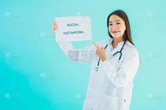 肖像美丽的年轻亚洲女医生与签名文件与社会距离