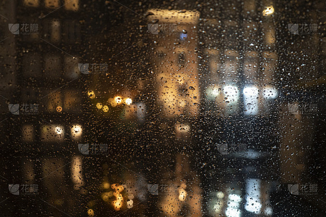 晚上，雨点落在玻璃窗上