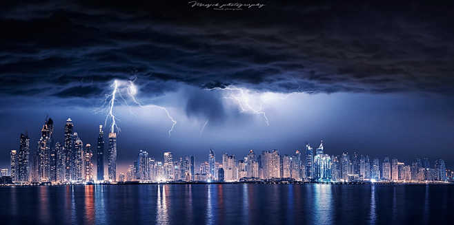 迪拜风暴
Storm in Dubai ...