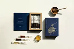 如果你想随身带些蜂蜜，这种蜂蜜管可能是个不错的选择。这款蜂蜜棒包装很简单，它装满天然的蜂蜜，两端都密封了起来。我们将盒子设计为百科全书，展示了蜜蜂的历史和蜂蜜的重要作用。此外，我们的蜂蜜包装采用了环保油墨，并由环保材料制成，顺应了保护环境的大势。