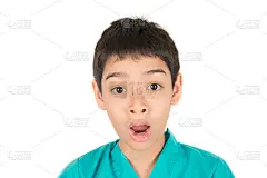 小亚洲男孩做有趣的脸多情绪