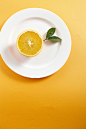 橙色,水果,阴影,橙色背景,盘子_gic7328887_Slice Of Orange On A Plate_创意图片_Getty Images China