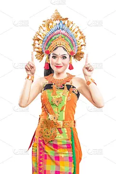 跳巴厘传统舞蹈的亚洲女子