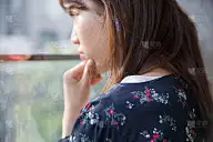 在城市里微笑着摆姿势的年轻女子
