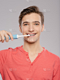 照片中的年轻人正在照顾他的牙齿。口腔卫生。少年用牙刷刷牙。