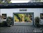 万景山庄入园门为门厅庭院，有“亦山亦水”特大门框，展现是两股瀑布飞流而下，直泻池中，构成了一幅生动绝妙的山水画。（平江水 摄）