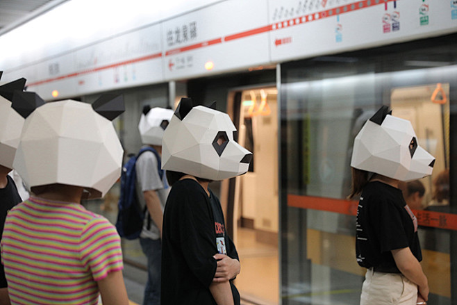 众安保险：一大波熊猫人占领成都地铁2号线...