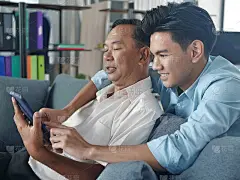 亚细亚的老父亲已经和儿子安好了时光