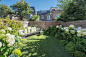 Small Back Garden Design in Clapham, London : Our design for this small rear garden in Clapham is classic but soft. The planting for the herbaceous borders is themed for lime greens and delicate whites, and is set off by the bespoke cedar
绣球