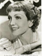 克劳黛·考尔白：
    Claudette Colbert（1903-09-13至-1996-07-30）：生于法国巴黎，法裔美国电影演员。1927年拍摄自己第一部电影。1999年被美国电影学会选为百年来最伟大的女演员第12名。
    代表作：一夜风流
    克劳黛·考尔白是好莱坞三、四十年代红极一时的大明星，影、剧两栖，容貌与演技兼备。她长得小巧玲珑，饱满的圆脸上嵌着一双水灵灵的大眼睛，一缕缕前刘海更增添了青春美；她艺术上执着追求，表演活泼多姿，文雅中见妩媚，所塑造的角色特别深受观众的喜爱。