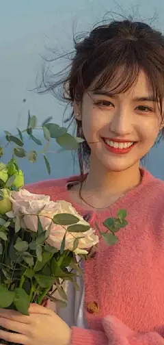 美女捧花微笑治愈手机壁纸