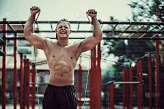 健身的人在户外的健身房用拉伸带锻炼