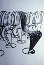 有别于Paton椅的材质，迪克森在“S”椅上使用了草编，这非常容易让人联想到自然形态的或是可再循环的物品。它缠绕在金属框架上，用传统的材料和手法创造了单体延伸的形式，这个形式有着高度的原创性与显着的时代特征。