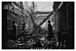 【宁静的心灵和定力】这张著名的照片曾经震撼了无数人的心灵——1940年10月22日，位于伦敦肯辛郡的“荷兰屋图书馆”几乎被德军炸成废墟。三位绅士静静地站立在废墟中，安详地读书。在当下这个浮躁娱乐化的时代，缺少的就是这样宁静的心灵和定力。 #采集大赛#