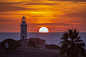 Free photo white concrete lighthouse during sunset