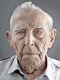 【德国百岁老人摄影特辑欣赏】
德国摄影师 Karsten Thormaehlen 为了让人们更好的感受生命的魅力，发布了一组名为“Happy at Hundred” 的摄影特辑。摄影师在德国寻找了一些已经活到100岁的老人进行拍摄：同样的角度，同样的背景，老人们虽然已经白了头发，皱纹爬满脸颊，但是每个人似乎都仍精神焕发。也许不是每个人都有成为百岁老人的先天条件，但是时刻保持着乐观的态度，总能为身体带来更加积极的效应。一切从现在开始吧，让我们用微笑感受生命的魅力吧！
