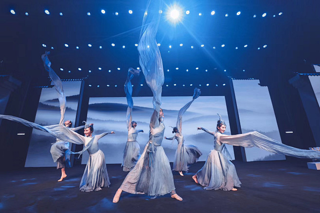 墨韵是墨舞的一种表演者与视频结合的舞蹈形式舞者挥动长袖书写视频