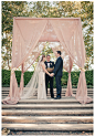 藕粉色的婚礼仪式花亭-最佳婚礼灵感-汇聚婚礼相关的一切