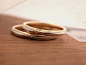 個性的なアンティーク調デザインの結婚指輪。クロスに走るミルグレイン×中央にさりげなくセッティングされたダイヤモンドがエレガント